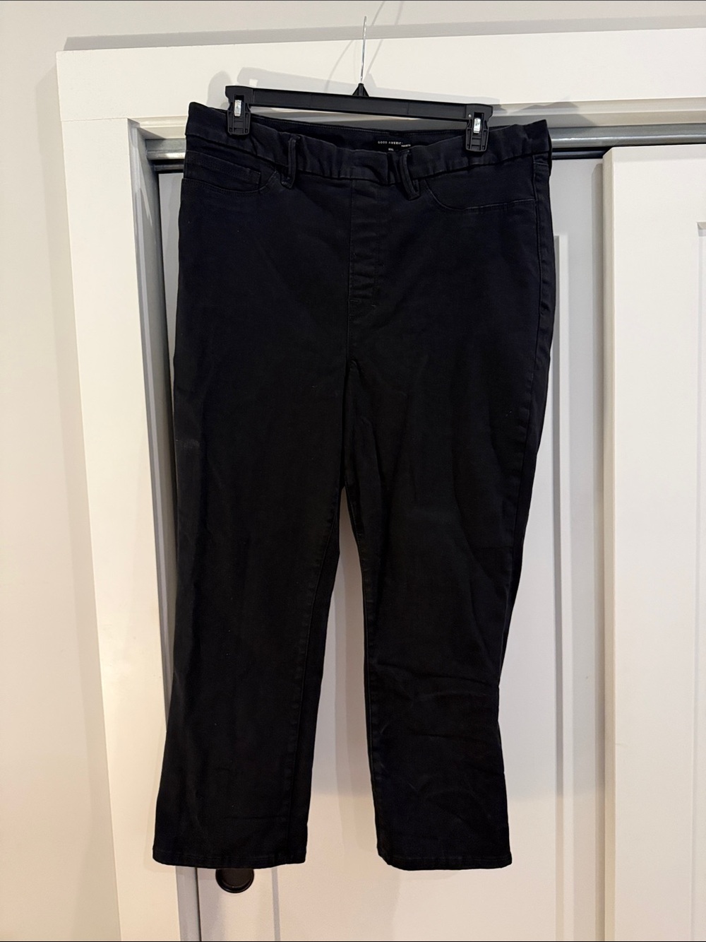 Good American pull on skinny cropped jeans